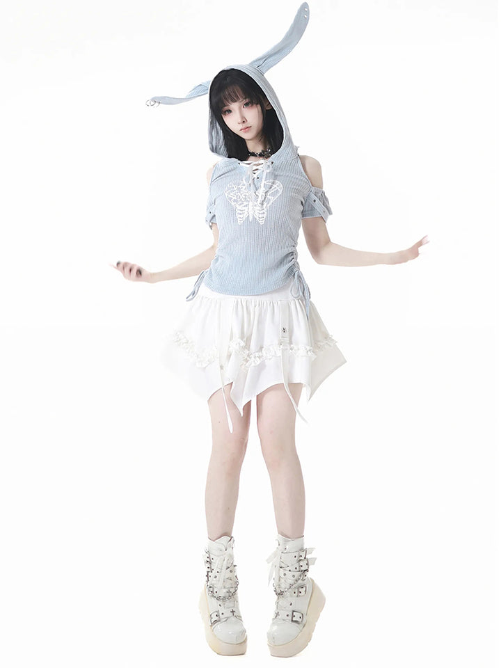 Light blue off-shoulder hoodie / White skirt