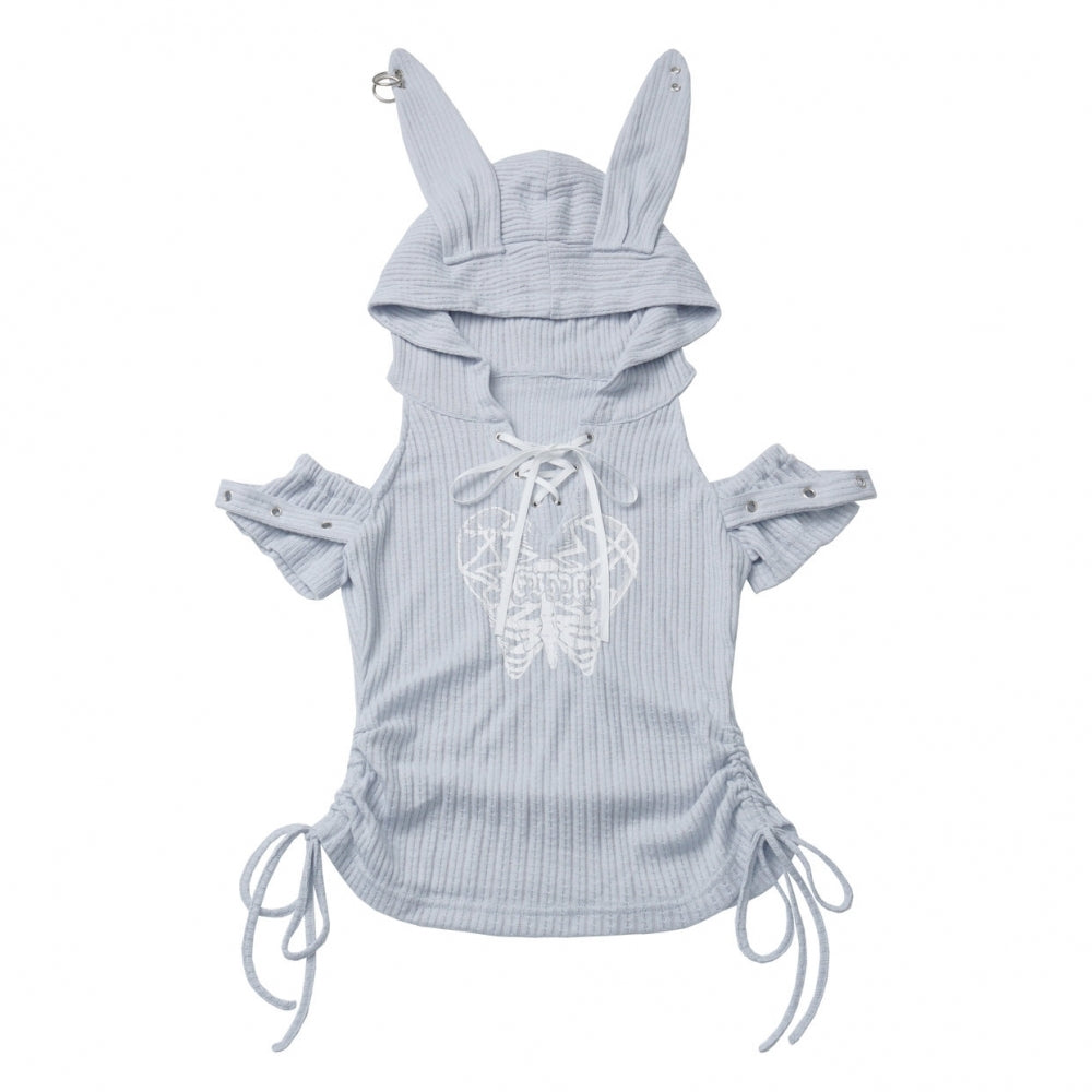 Light blue off-shoulder hoodie / White skirt