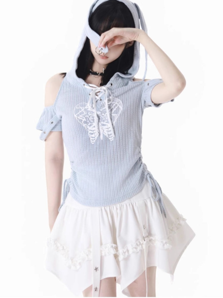 Light blue off-shoulder hoodie / White skirt
