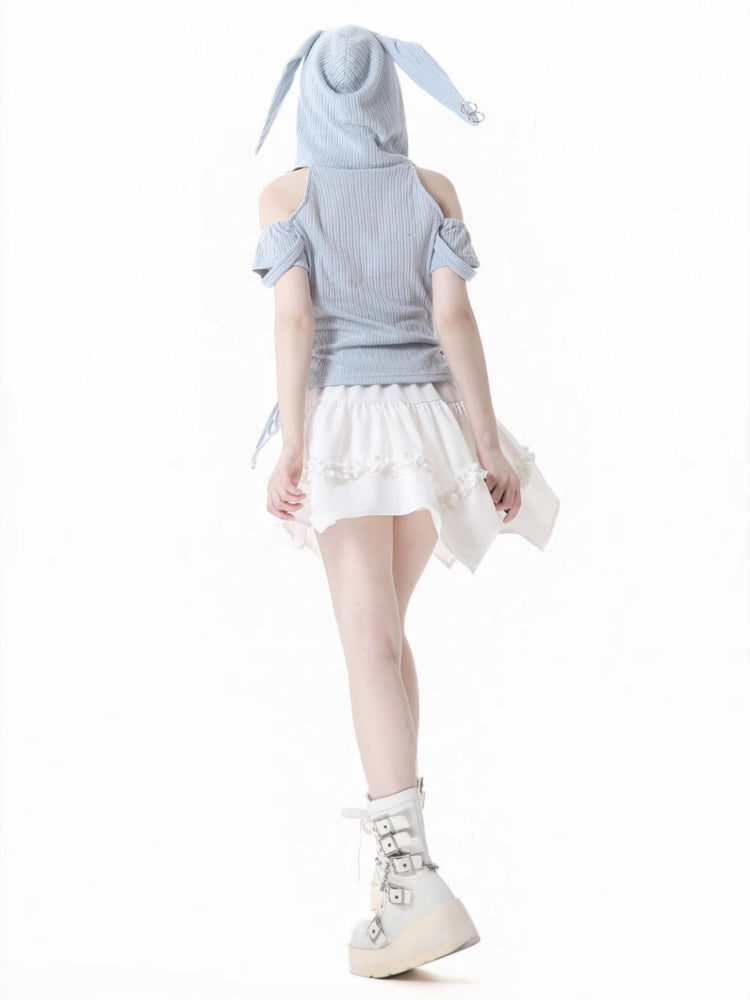 Light blue off-shoulder hoodie / White skirt