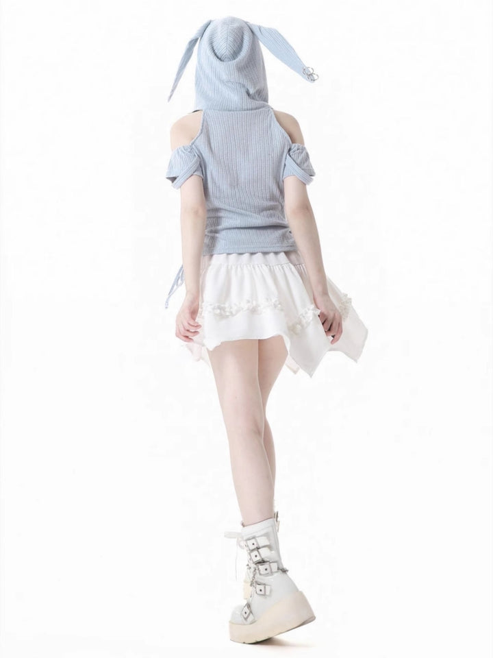 Light blue off-shoulder hoodie / White skirt