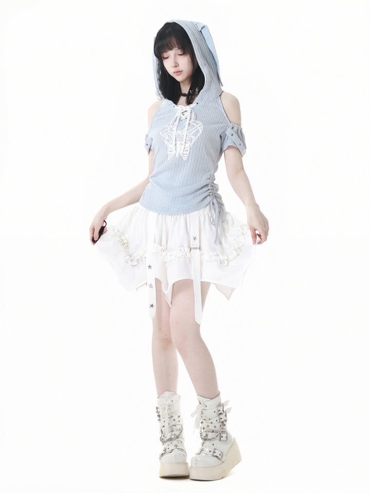 Light blue off-shoulder hoodie / White skirt