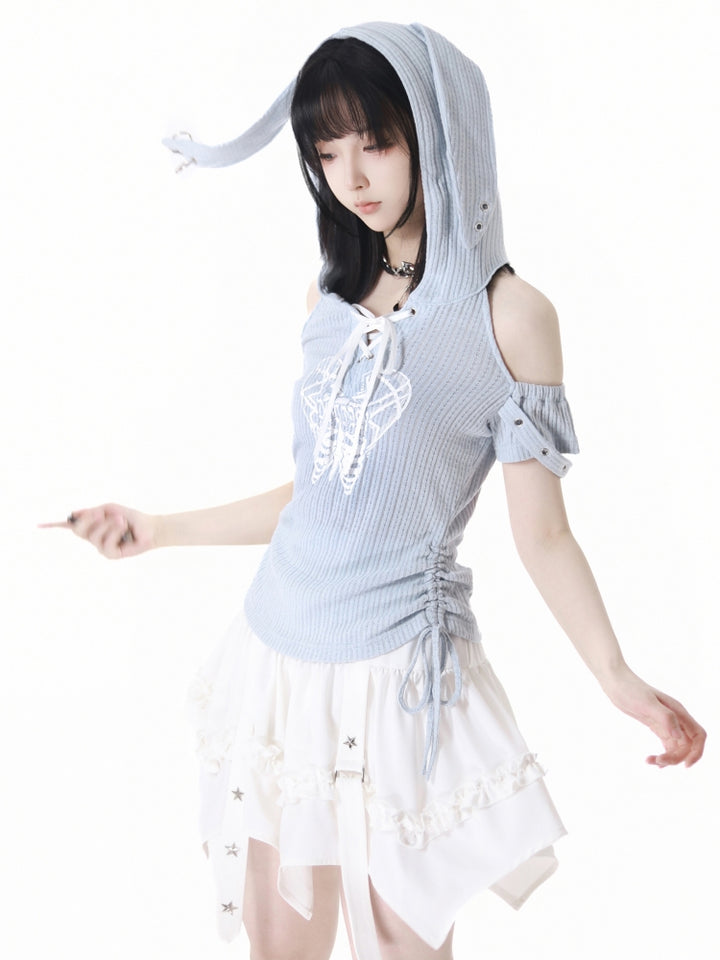 Light blue off-shoulder hoodie / White skirt