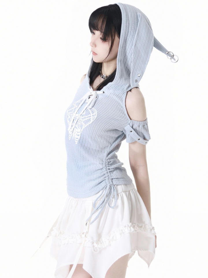Light blue off-shoulder hoodie / White skirt
